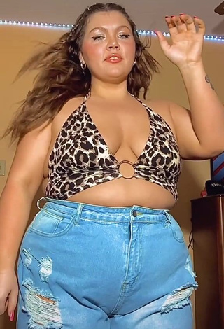 2. Seductive Lexie Lemon Shows Cleavage in Leopard Crop Top and Bouncing Breasts