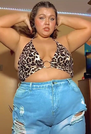 Pretty Lexie Lemon Shows Cleavage in Leopard Crop Top and Bouncing Tits