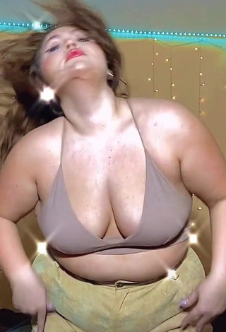 Hot Lexie Lemon Shows Cleavage in Beige Crop Top and Bouncing Boobs