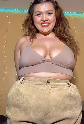 1. Sweet Lexie Lemon Shows Cleavage in Cute Beige Crop Top and Bouncing Boobs