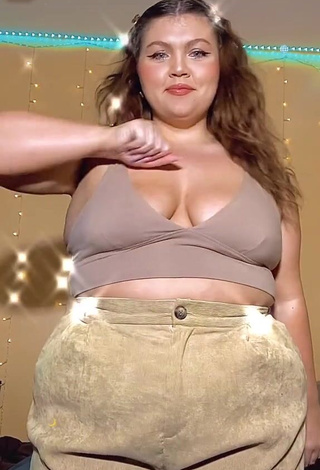 Sweet Lexie Lemon Shows Cleavage in Cute Beige Crop Top and Bouncing Boobs