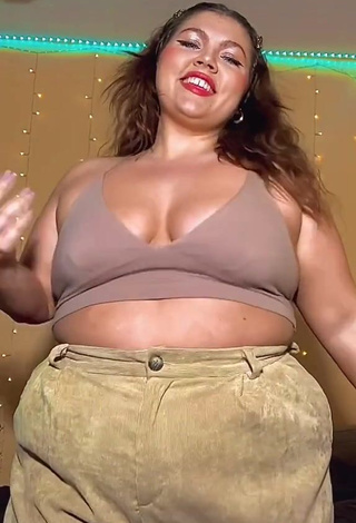 3. Sweetie Lexie Lemon Shows Cleavage in Beige Crop Top and Bouncing Tits