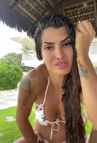 Breathtaking Marina Ferrari Shows Cleavage in Bikini