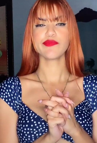 2. Erotic Melissa Rodriguez Shows Cleavage in Crop Top and Bouncing Boobs