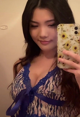 Erotic Tinna Fang Shows Cleavage in Crop Top