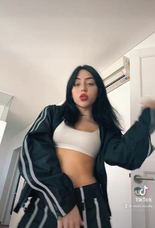 3. Erotic Nicki Nicole Shows Cleavage in White Crop Top