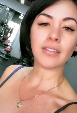 Erotic Imaray Ulloa Shows Cleavage in Sport Bra in the Sports Club