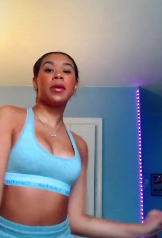 2. Irresistible Thyri Frazier Shows Cleavage in Blue Sport Bra and Bouncing Boobs