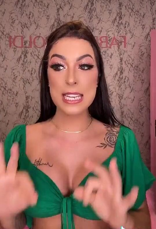 3. Irresistible Amanda Ferreira Shows Cleavage in Green Crop Top and Bouncing Breasts