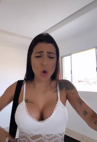 Irresistible Amanda Ferreira Shows Cleavage in White Top