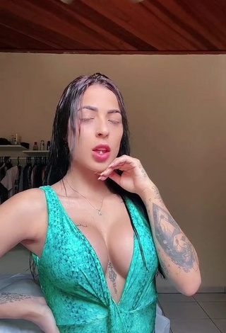 1. Captivating Amanda Ferreira Shows Cleavage in Green Top