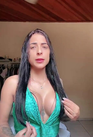 Captivating Amanda Ferreira Shows Cleavage in Green Top