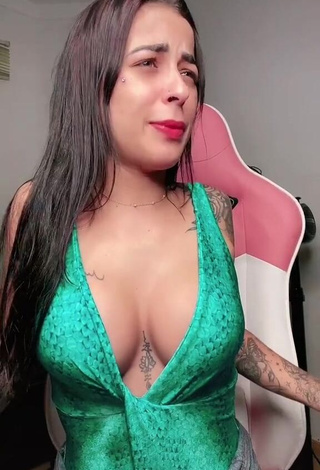 3. Erotic Amanda Ferreira Shows Cleavage in Green Top