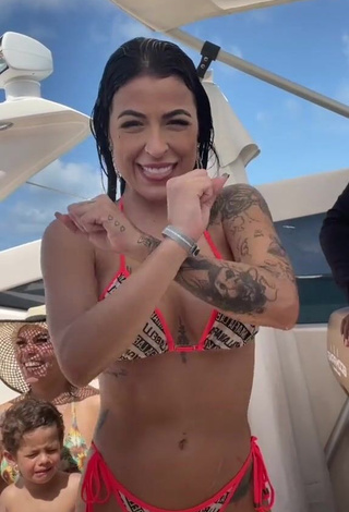 1. Irresistible Amanda Ferreira Shows Cleavage in Bikini