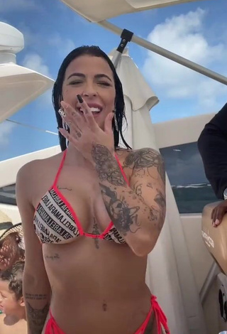 Irresistible Amanda Ferreira Shows Cleavage in Bikini