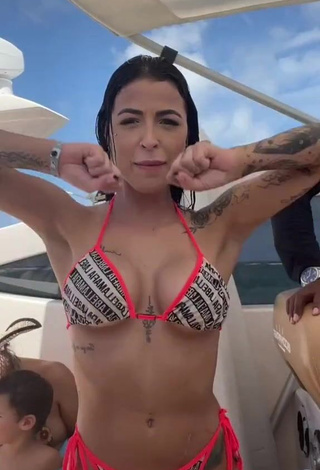 3. Irresistible Amanda Ferreira Shows Cleavage in Bikini