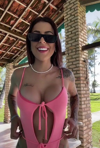 1. Erotic Amanda Ferreira Shows Cleavage in Pink Swimsuit