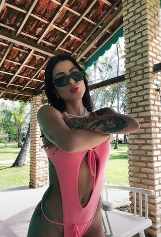 1. Irresistible Amanda Ferreira Shows Cleavage in Pink Swimsuit