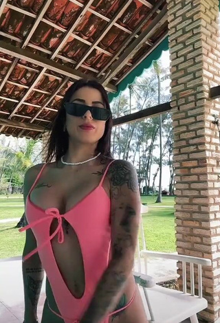 3. Irresistible Amanda Ferreira Shows Cleavage in Pink Swimsuit