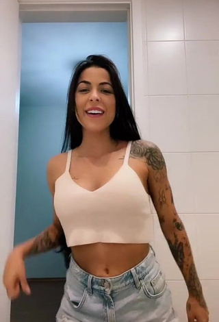 1. Captivating Amanda Ferreira Shows Cleavage in White Crop Top