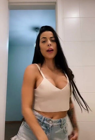 Captivating Amanda Ferreira Shows Cleavage in White Crop Top