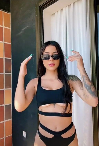 1. Captivating Amanda Ferreira Shows Cleavage in Black Swimsuit (Underboob)