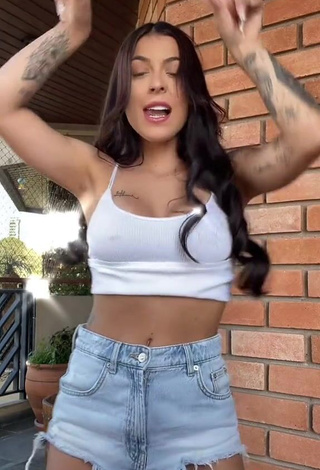 2. Hot Amanda Ferreira Shows Cleavage in White Crop Top