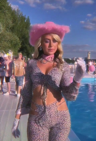 1. Erotic Bad Barbie Shows Cleavage in Leopard Crop Top at the Swimming Pool