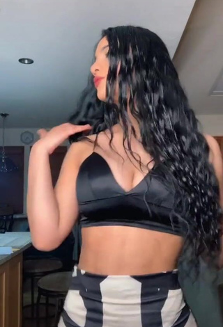 2. Sweet Barbara Ramirez Shows Cleavage in Cute Black Crop Top