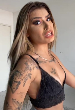Cute Bárbara in Black Crop Top