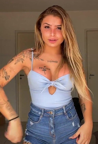 Erotic Bárbara Shows Cleavage in Blue Top