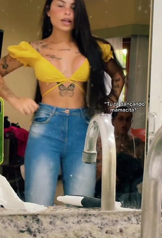 1. Amazing Bárbara Shows Cleavage in Hot Crop Top