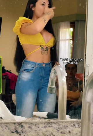 Amazing Bárbara Shows Cleavage in Hot Crop Top