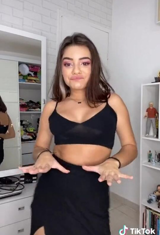 3. Irresistible Bela Almada Shows Cleavage in Black Crop Top and Bouncing Breasts