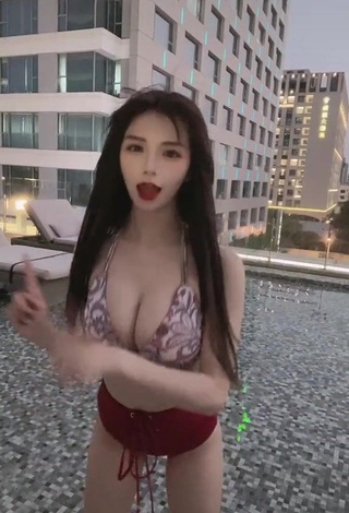 Hot c.0214 Shows Cleavage in Bikini and Bouncing Boobs