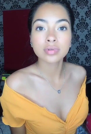 1. Hot Dayana Shows Cleavage in Orange Crop Top