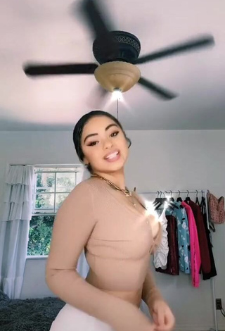 1. Gorgeous Devenity Perkins Shows Cleavage in Alluring Beige Crop Top and Bouncing Boobs