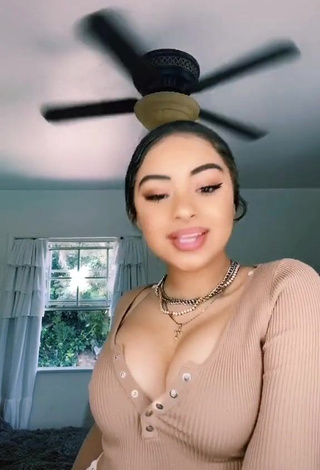 3. Gorgeous Devenity Perkins Shows Cleavage in Alluring Beige Crop Top and Bouncing Boobs