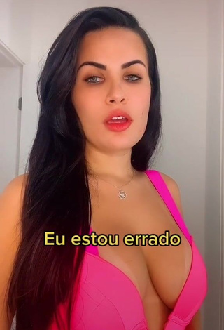 Dine Azevedo Shows her Sexy Cleavage