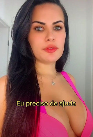 3. Dine Azevedo Shows her Sexy Cleavage