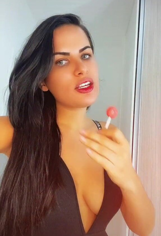 Dine Azevedo Demonstrates Pretty Cleavage