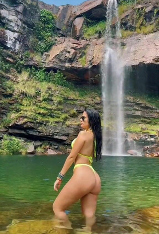 1. Sexy Dine Azevedo Shows Butt