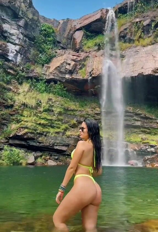 Sexy Dine Azevedo Shows Butt