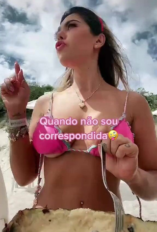 1. Erotic Elisa Ponte Shows Cleavage in Pink Bikini Top