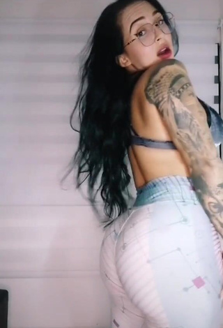 Seductive Eve Herrera Shows Big Butt