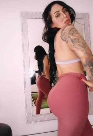 1. Irresistible Eve Herrera in Grey Bra while Twerking