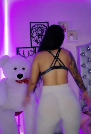 Elegant Eve Herrera Shows Big Butt