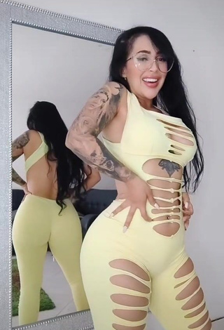 Dazzling Eve Herrera Shows Big Butt while Twerking