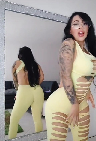 3. Dazzling Eve Herrera Shows Big Butt while Twerking