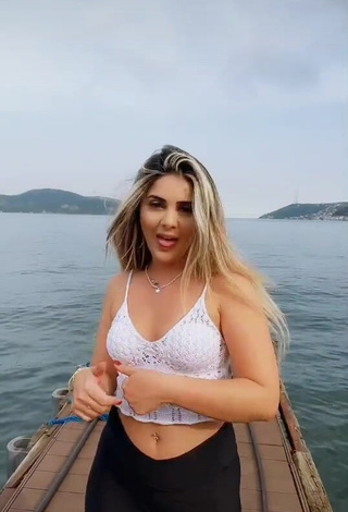 Erotic Gizemjelii in Black Leggings in the Sea